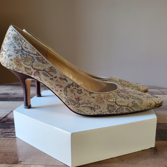 Ann Taylor Loft almond toe floral neutral tapestry heels/ pumps low heel size 7 - Picture 15 of 15